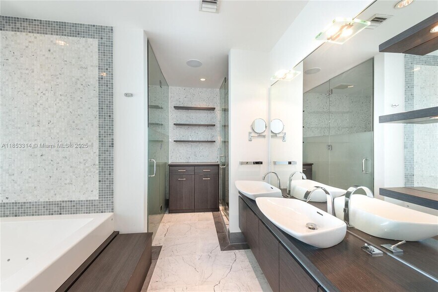 Building Photo - 200 Biscayne Boulevard Way