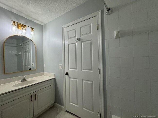 Building Photo - 4567 SE Murray Cove Cir