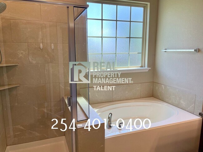 Building Photo - DEAL ALERT!!! 3 Bedroom, 2 Bathroom Home f...
