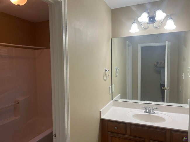 Building Photo - 202 Chasen Ct
