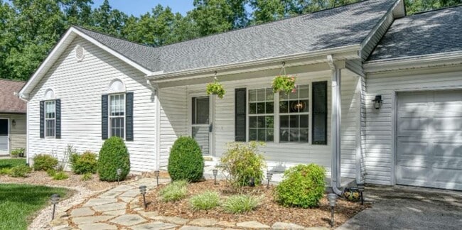 Building Photo - 3 bedroom / 2 bath Perfect location *Available for a 12 month lease* Unfurnished