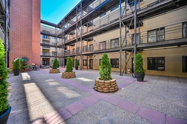 Building Photo - Stunning Condo in Excellent Salt Lake Loca...