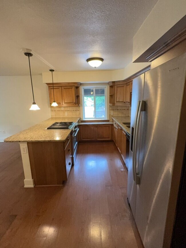 Building Photo - Location! Location! 2bd 1 ba Condo mere bl...