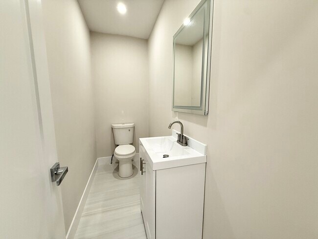 Building Photo - 10 Cawfield St