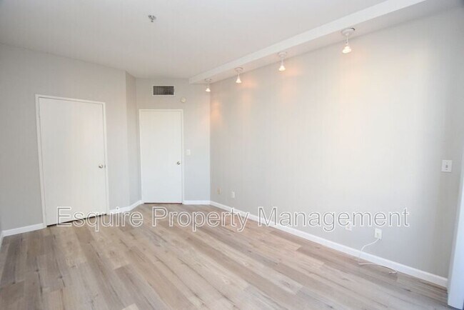 Building Photo - 865 S B St