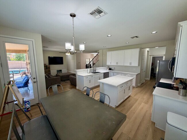 Building Photo - Spacious 6-bedroom, 2.5-bathroom home in Chandler, Welcome to the family friendly community of Su...