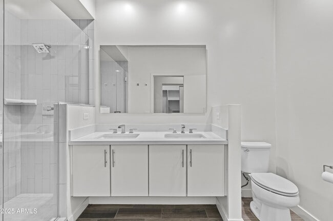 Building Photo - 325 E Coronado Rd