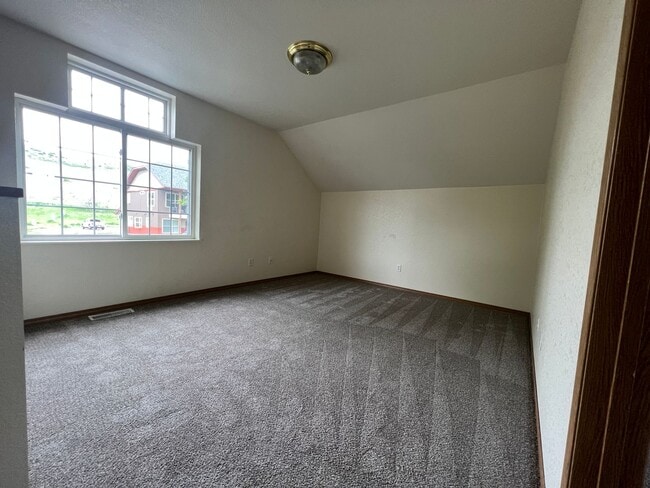 Building Photo - 2 Bed - 2 Bath - Off Street Parking