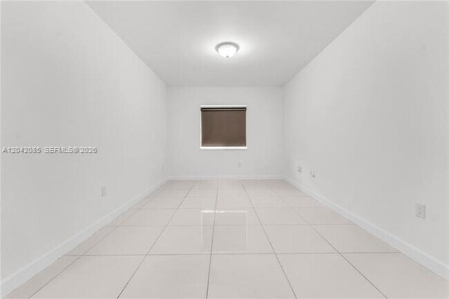 Building Photo - 1029 SW 11th Ave