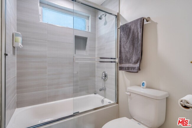 Building Photo - 2627 Somerset Dr