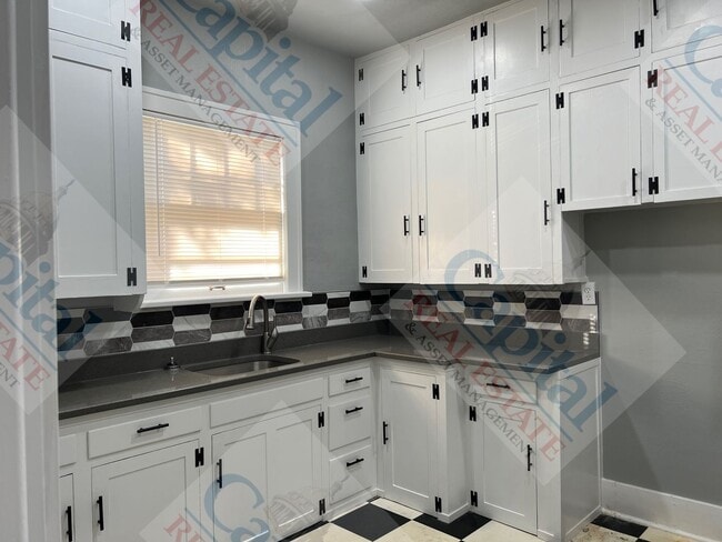 Building Photo - Cozy 2 Bedroom