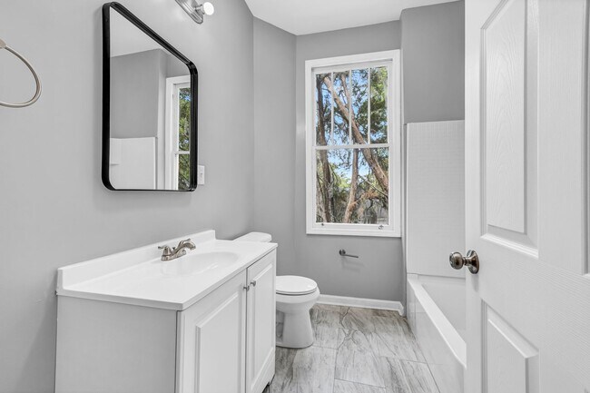 Building Photo - Updated Home in the Heart of Savannah