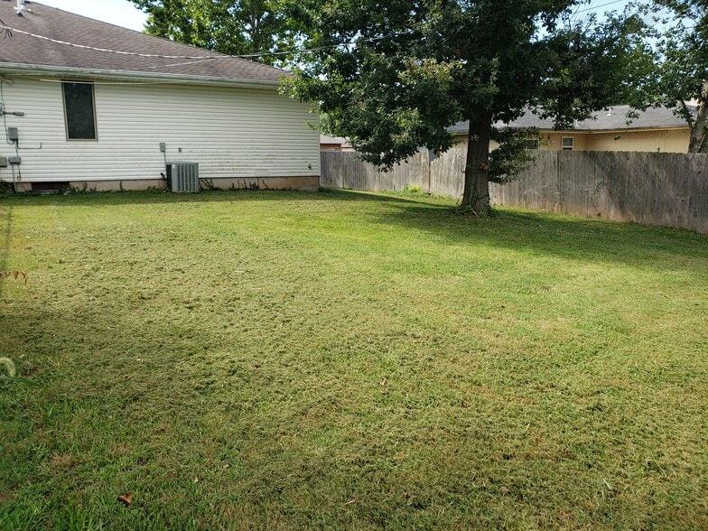 Fenced back yard - 2977 West Village Lane