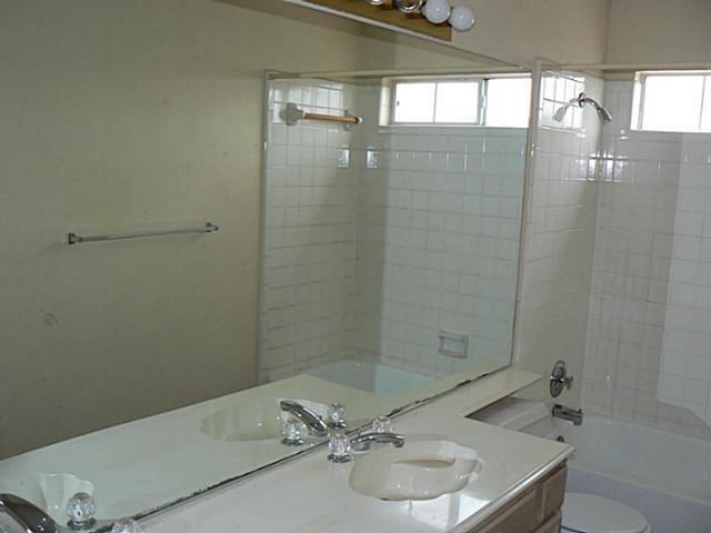 Building Photo - 1317 E Miller Dr