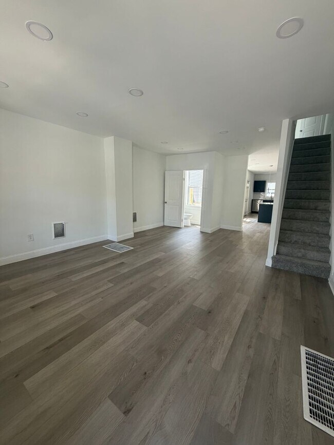 Building Photo - Fully Remodeled 4/5 Bedroom, 2 Bath Home Townhome in desirable West End Lancaster