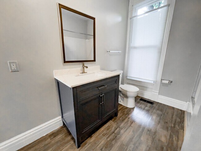 Building Photo - 700 W Powers St