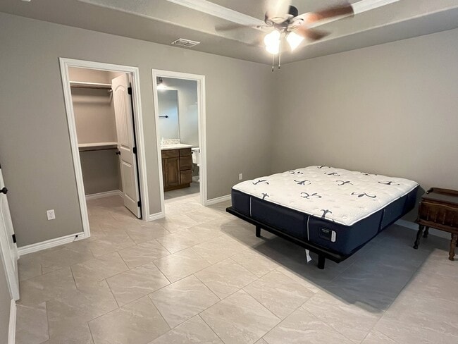 Building Photo - 905 Roadrunner Spur