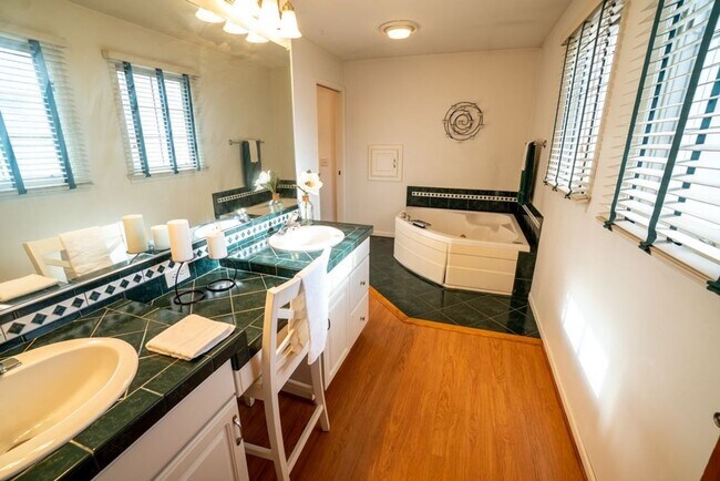 Building Photo - Charming 3-Bedroom Home with Fireplaces an...