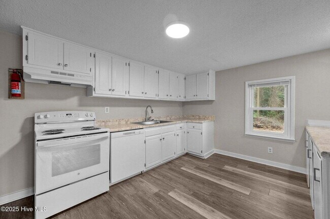 Building Photo - "Charming 4-Bedroom Home with 2 Full Baths on Murrill Hill Road – Your Perfect Jacksonville Retre...