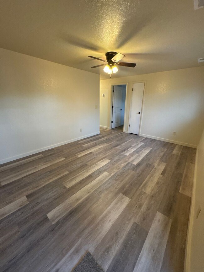 Building Photo - 75 E 860 S