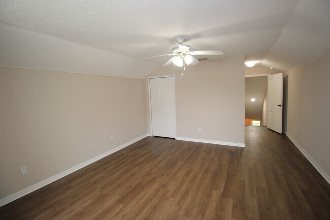 Building Photo - Huge 4 Bed 3 Bath Home w FENCED YARD and SCREENED LANAI for Rent!