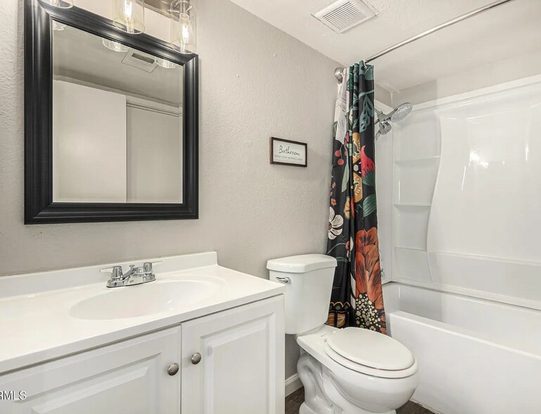 Building Photo - 5960 W Oregon Ave