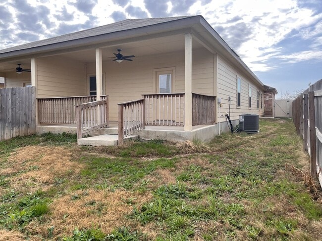 Building Photo - Beautiful Duplex in Seguin!