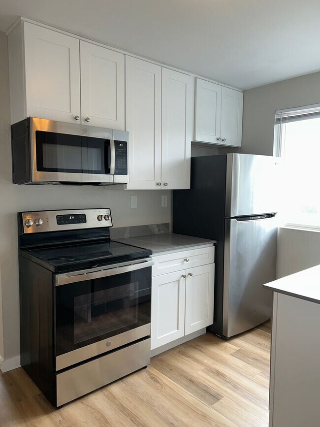Building Photo - Top Floor - Fully Remodeled 1 BD/ 1 BA!!