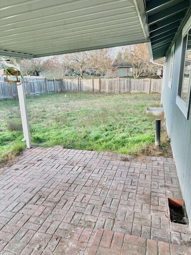 Building Photo - AVAILABLE NOW! 3BD 1.75 BATH SINGLE STORY HOME LARGE CORNER LOT