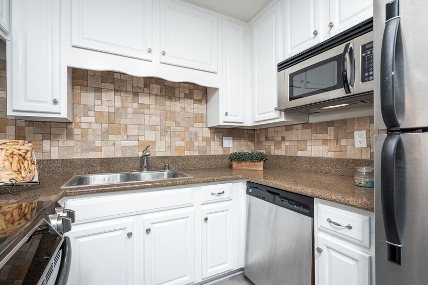 Building Photo - 1681 Bayview Heights Dr