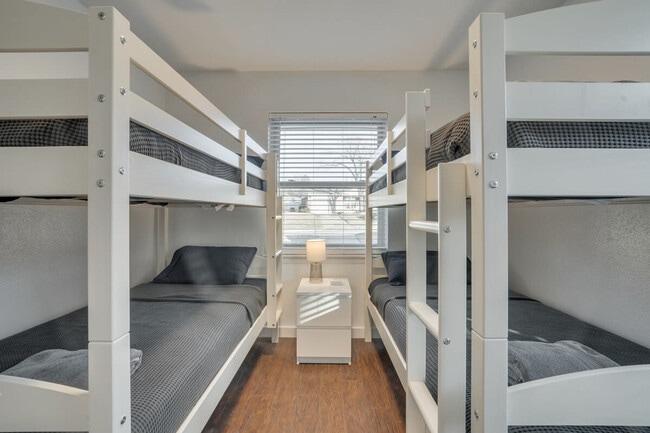 Building Photo - 7809 Claremont Dr