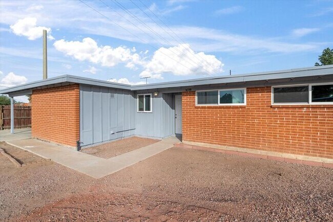 Building Photo - Great Eastside Home!