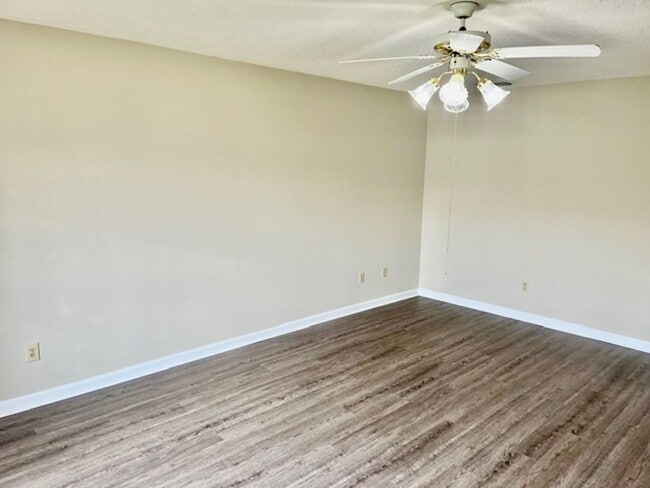 Building Photo - Rockcreek Dr #26 &amp; 28