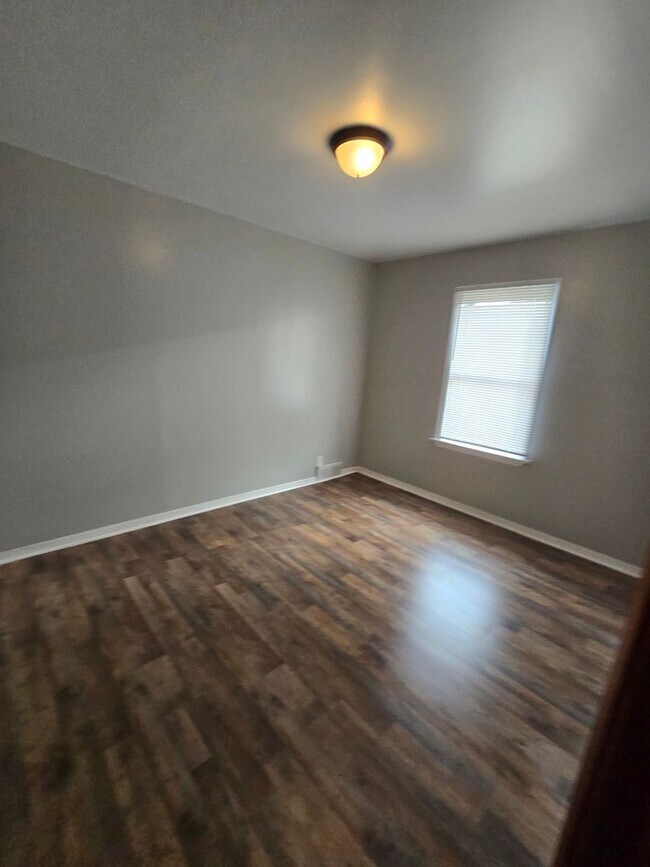 Building Photo - Three Bedroom Home Located in Warren Township near 10th and Franklin Rd