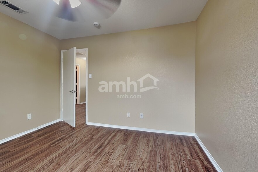 Building Photo - 6001 Melanie Dr