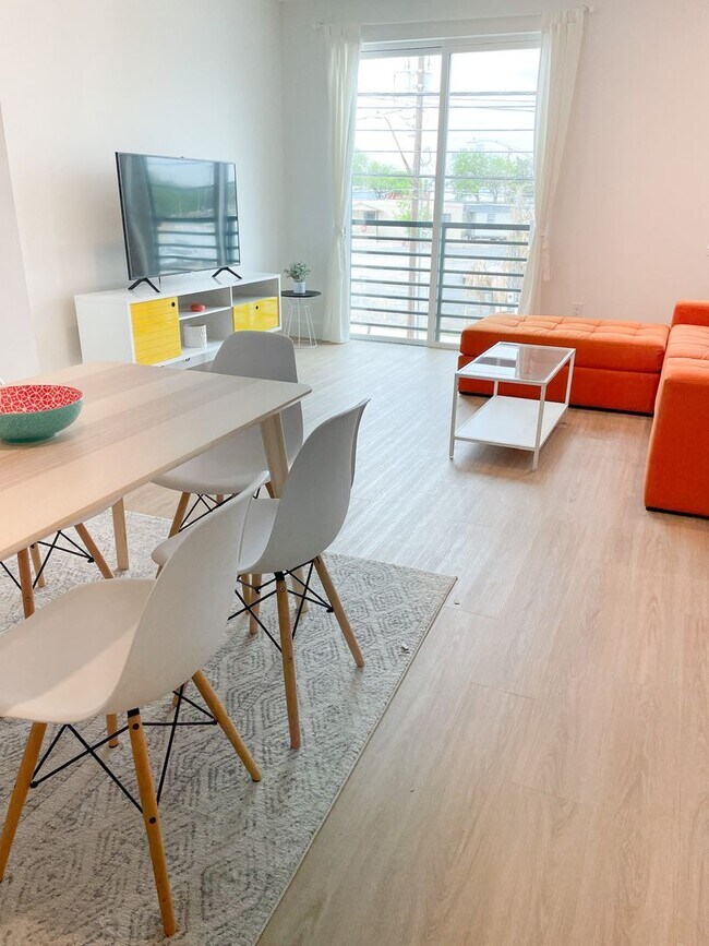 Building Photo - 2709 E 5th St.