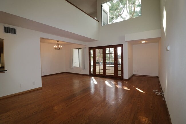 Building Photo - Studio City, 1Bed and 1.5 Bath Condo!