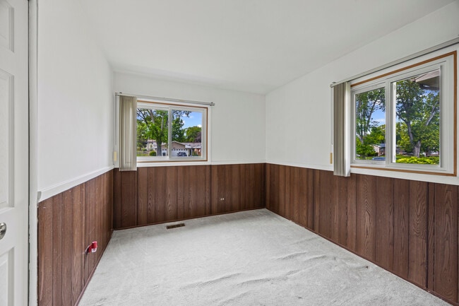 Building Photo - 21W256 Briarcliff Rd