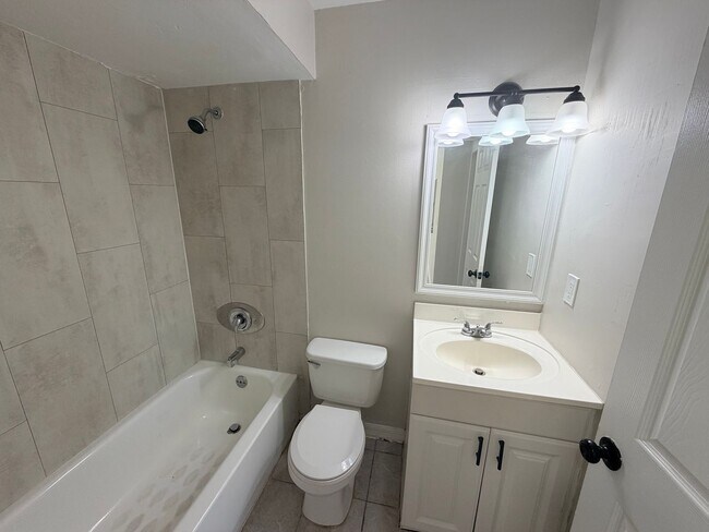 Building Photo - 2 Bed 2 Bath Duplex with Screened Lanai in SE Cape Coral