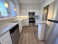 Building Photo - Large 2 Bedroom 2 Bath Condo in the Forest Oaks Community!!