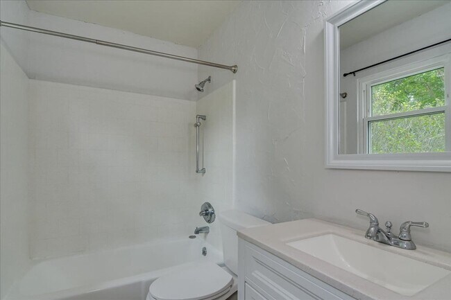 Building Photo - 303 Meadowlake Dr
