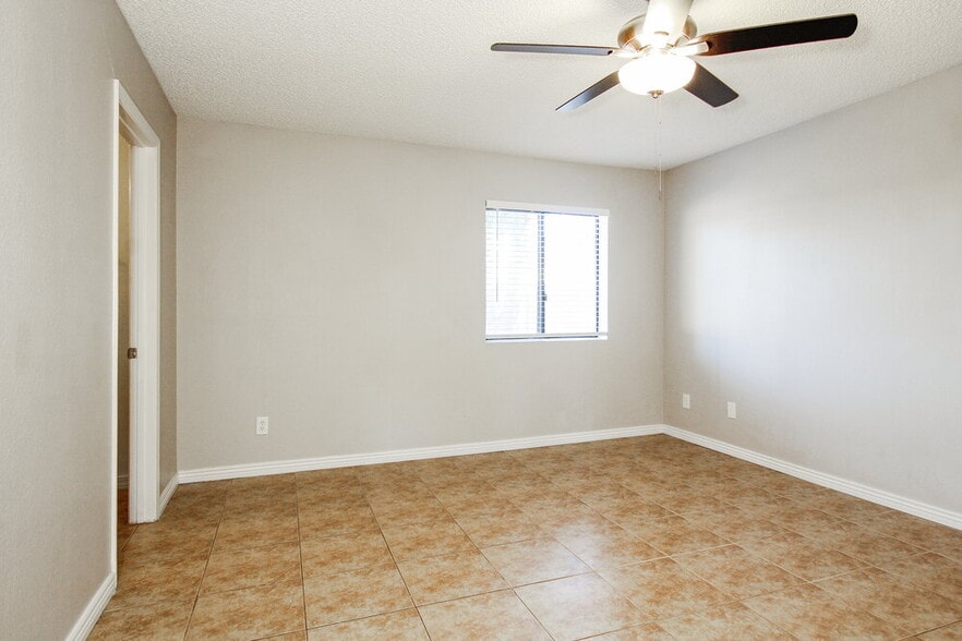 Building Photo - 10308 W Calle Del Oro