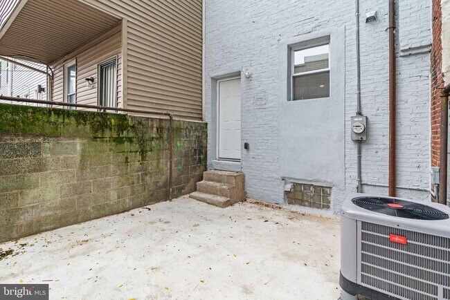 Building Photo - 2151 E Stella St