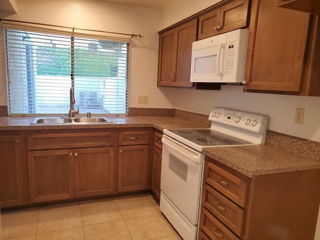 Building Photo - Fabulous Fletcher Hills remodeled townhome.