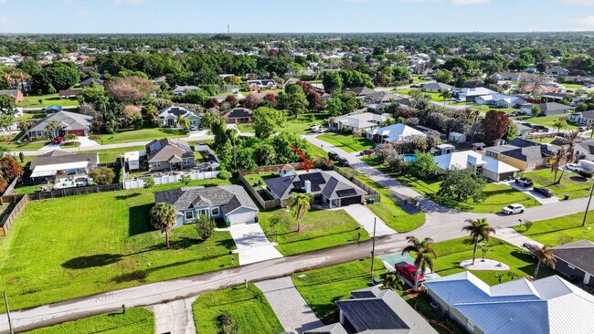 Building Photo - 481 SW Aster Rd