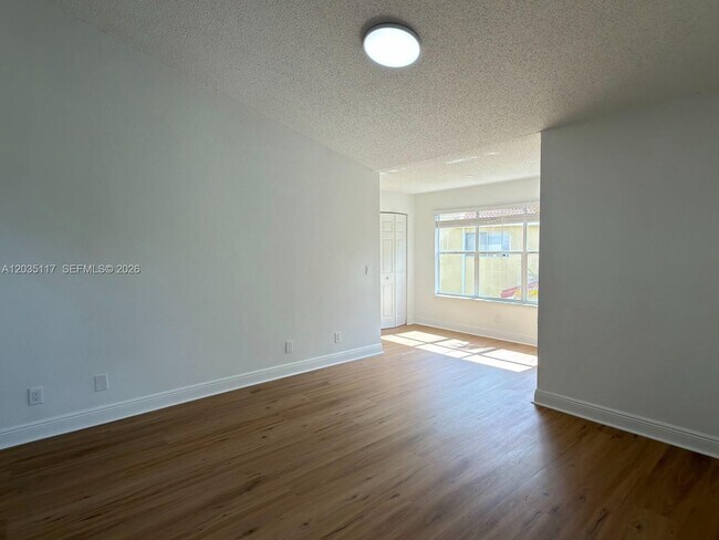 Building Photo - 12840 Vista Isles Dr