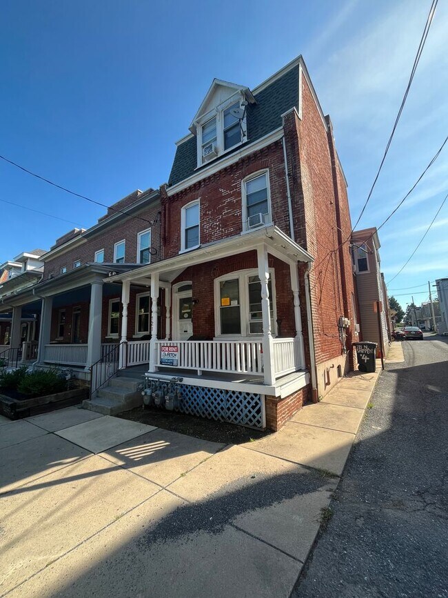 Building Photo - 721 N Shippen St