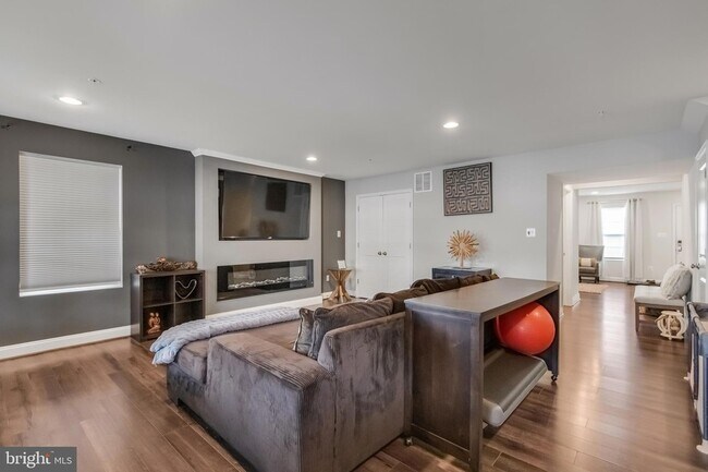 Building Photo - 11411 Tolkien Ave