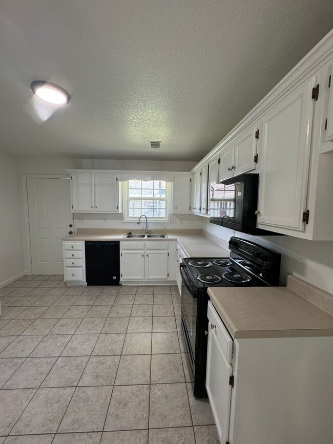 Building Photo - 2 BED / 1 Bath Apartment in Truman.  READY NOW!