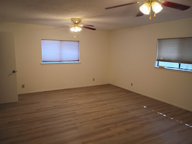 Building Photo - 9202 Roquefort